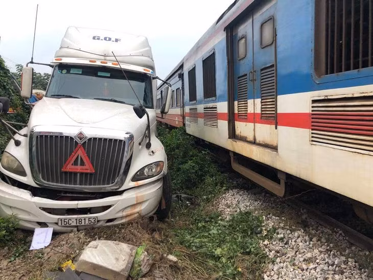 Hiện trường của vụ TNGT giữa xe container với tàu hoả tại huyện Thường Tín, Hà Nội