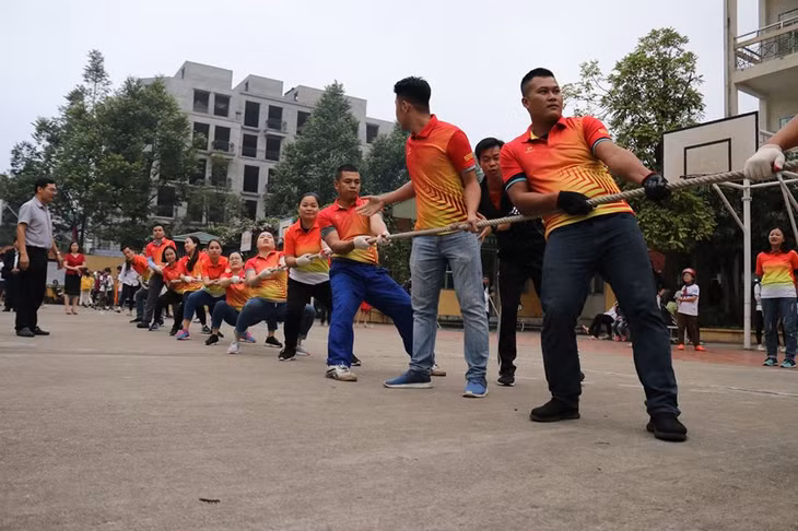 Giải kéo co giao lưu giữa giáo viên và phụ huynh học sinh.
