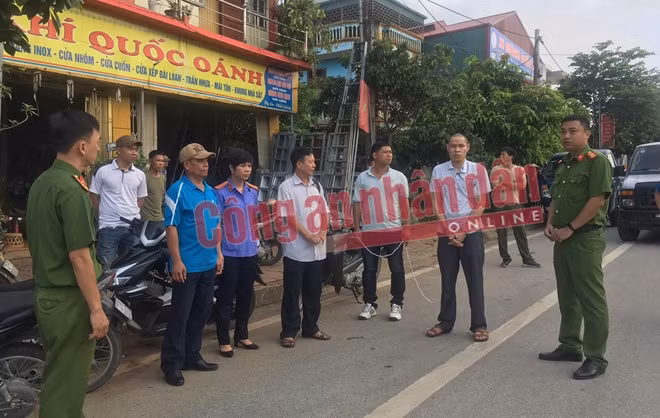 Cơ quan CSĐT Công an tỉnh Điện Biên dẫn giải đối tượng chủ mưu Vì Văn Toán tiến hành tổ chức thực nghiệm hiện trường