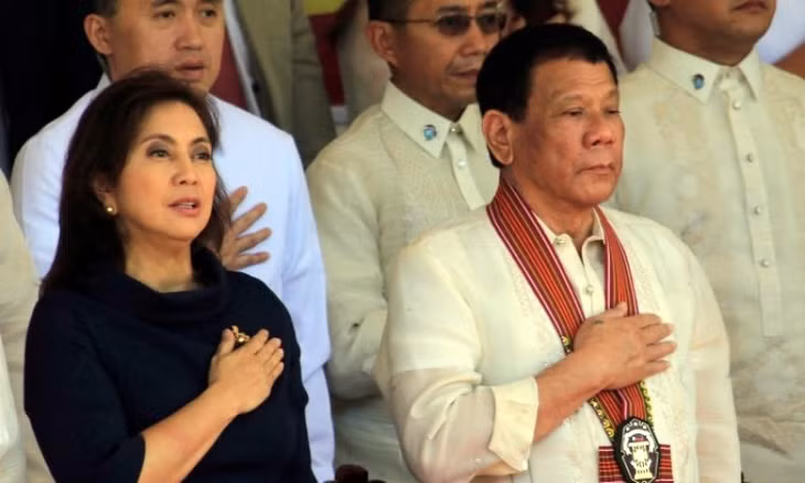 Tổng thống Philippines Duterte (hàng trước, bên phải) và Phó tổng thống Robredo (áo đen) tại Học viện Cảnh sát Philippines ngày 24/3/2017. Ảnh: Reuters.