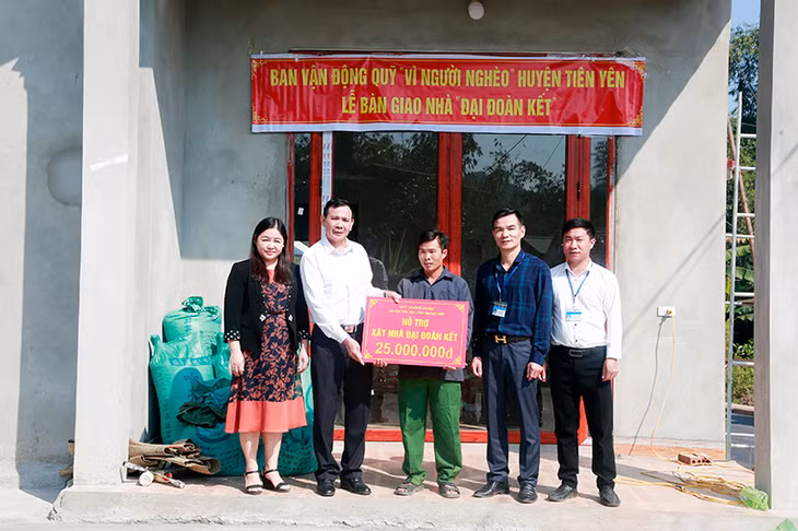 MTTQ huyện Tiên Yên tổ chức nghiệm thu, đưa vào sử dụng 2 ngôi nhà đại đoàn kết cho hộ nghèo trên địa bàn xã Điền Xá, huyện Tiên Yên. Theo đó, bàn giao 2 ngôi nhà mới xây cho anh Đặng Văn Bảo, thôn Tiên Hải 