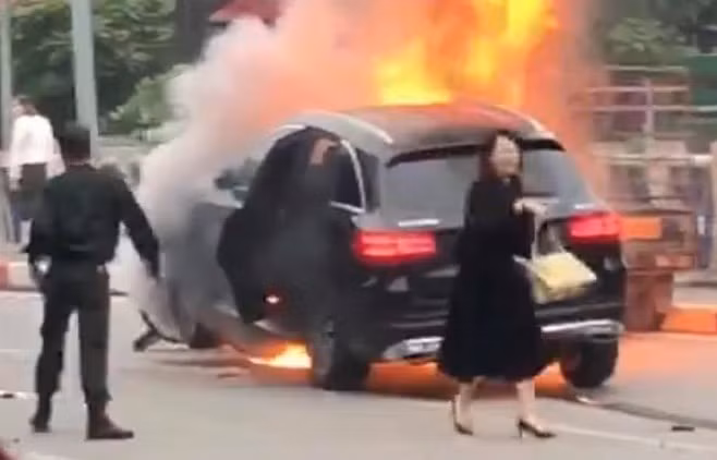 Bà Thái rời khỏi ôtô sau khi xe bốc cháy. Ảnh: Cắt từ video.