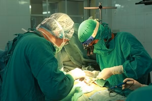 Bác sĩ phẫu thuật tim cho bệnh nhân tại Bệnh viện Tim Hà Nội. Ảnh: Thu Trang.