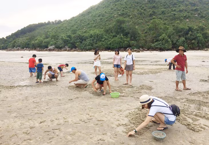 Du khách trải nghiệm tour du lịch cộng đồng tại Quan Lạn.