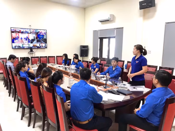 Thành Đoàn Cẩm Phả sử dụng chai thủy tinh trong các cuộc họp thay vì chai nhựa dùng một lần.