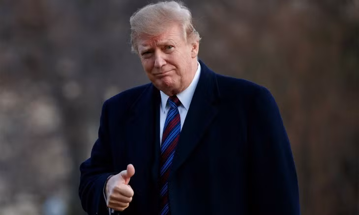 Trump giơ ngón cái sau đợt kiểm tra sức khỏe đầu năm nay. Ảnh: Reuters.