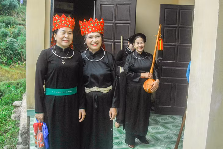 Người dân thôn Cửa Khẩu (xã Hoành Mô, huyện Bình Liêu) tham gia ngày hội Đại đoàn kết toàn dân tộc tại khu dân cư.