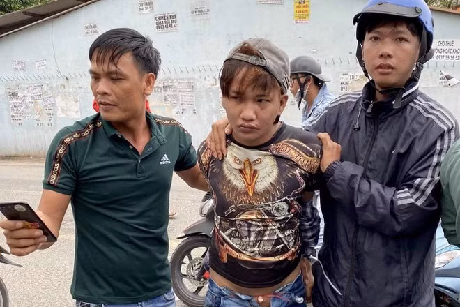 Lai Thanh Vinh bị bắt giữ để bàn giao cho công an. Ảnh: T.T.