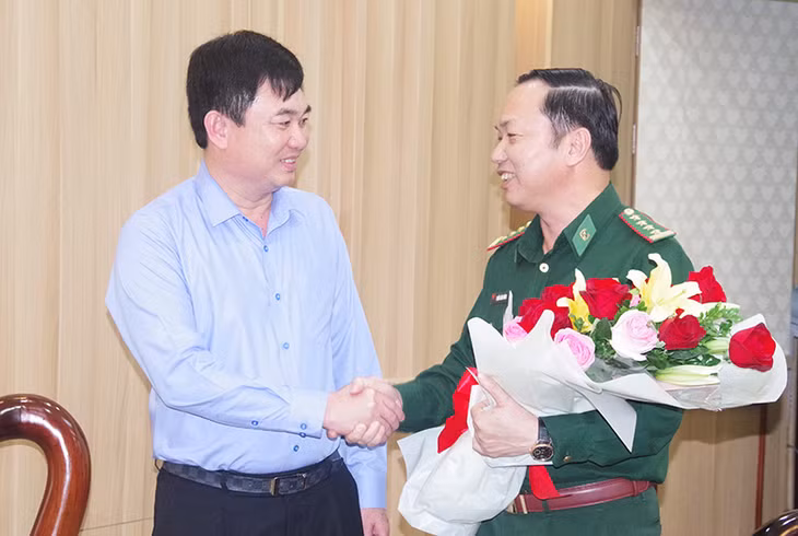 Đồng chí Ngô Hoàng Ngân, Phó Bí thư Thường trực Tỉnh ủy tặng hoa chúc mừng Đại tá Trần Văn Bừng, Bí thư Đảng ủy, Chính ủy BĐBP tỉnh Quảng Ninh được bổ nhiệm giữ chức Phó Chủ nhiệm chính trị BĐBP Việt Nam. 
