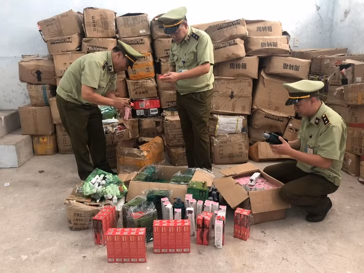 Đội QLTT TP Móng Cái, kiểm tra phát hiện và thu giữ một lượng lớn mỹ phẩm không rõ nguồn gốc, xuất xử và giả nhãn mác (tháng 8.2019).