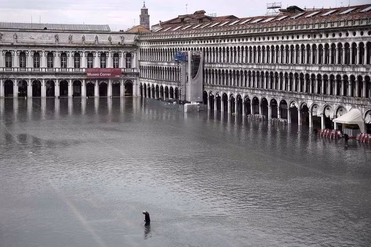 Triều cường dâng cao nhất trong hơn 50 năm tại Venice đã khiến chính phủ Italy ngày 14/11 phải ban bố sắc lệnh tình trạng thiên tai khẩn cấp. Ảnh: BBC