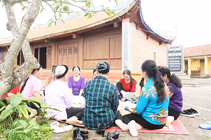 Các nghệ nhân truyền dạy hát nhà tơ tại đình Vạn Ninh (TP Móng Cái)