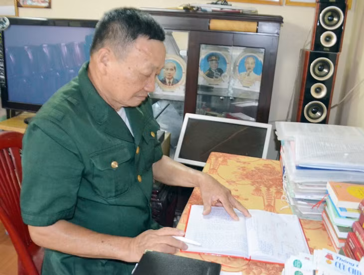 CCB Đoàn Văn Tuấn, đánh dấu những điểm có mộ liệt sĩ để có thời gian điều kiện ông tiếp tục lên đường tìm kiếm đồng đội. 