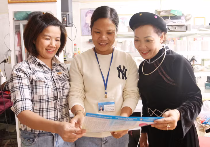 Hội LHPN thị trấn Bình Liêu (huyện Bình Liêu) tuyên truyền cho hội viên, phụ nữ địa phương về công tác PCBLGĐ. Ảnh: Vân Anh.