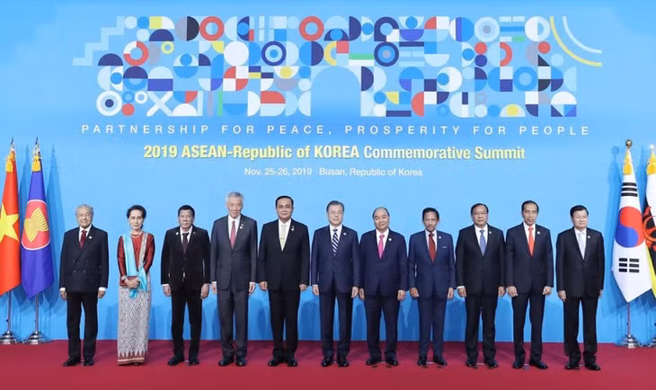 Thủ tướng Nguyễn Xuân Phúc cùng các Nhà Lãnh đạo ASEAN và Tổng thống Hàn Quốc tại Hội nghị.