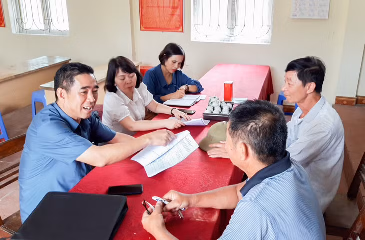 Cán bộ Ủy ban MTTQ tỉnh và TP Móng Cái khảo sát ý kiến hài lòng của người dân các xã của TP Móng Cái về kết quả xây dựng nông thôn mới tại địa phương, tháng 5/2019,