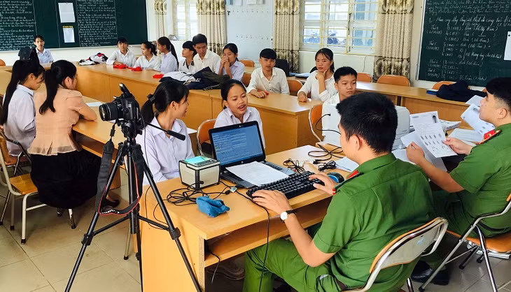CBCS Phòng CS QLHC-TTXH làm thủ tục cấp CCCD cho học sinh.