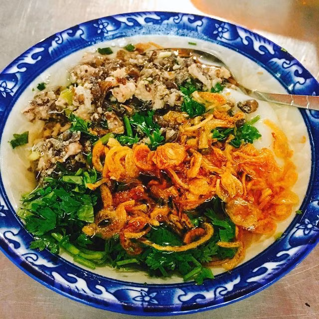 Trời mùa đông se lạnh, còn gì hấp dẫn hơn là ghé quán ven đường, thưởng thức một bát bánh đúc nóng hổi, bốc khói nghi ngút. Thứ bột mềm dẻo, như tan chảy trong miệng hòa quyện với vị bùi, béo của nhân thịt, hành khô và vị mặn ngọt của nước chấm, quả là món “quà vặt” ấm bụng cho ngày đông giá rét. Các quán bánh đúc ở Hà Nội có giá cả khá phải chăng chỉ dao động từ 10 – 20 nghìn đồng/ bát. Ảnh: @meomeoo1092