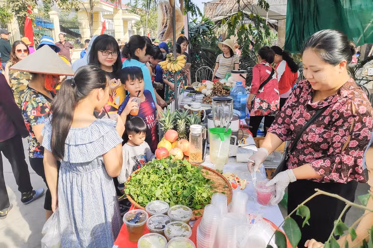 Phường Cẩm Đông (TP Cẩm Phả) tổ chức ngày hội Đại đoàn kết dân tộc năm 2019 theo hình thức liên khu dân cư, có phần hội là chấm điểm các gian hàng hội chợ.