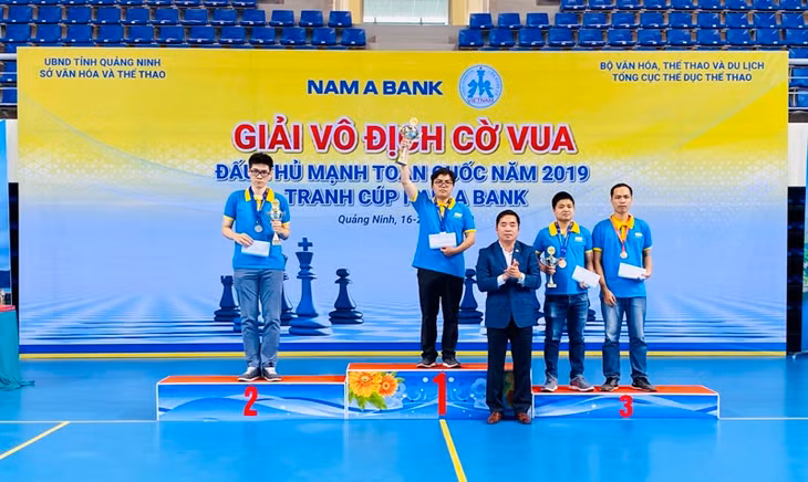 Ông Nguyễn Thanh Tùng, PGĐ sở Văn hóa thể thao tỉnh Quảng Ninh trao huy chương cho các VĐV bảng cờ chớp nam