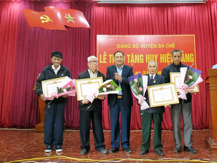 Thừa ủy quyền, lãnh đạo huyện Ba Chẽ trao Huy hiệu Đảng cho các đảng viên