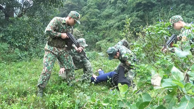 Lực lượng phòng chống MT &TP bắt giữ đối tượng Lê Anh.