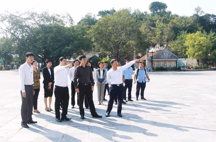 Đồng chí Ngô Hoàng Ngân, Phó Bí thư Thường trực Tỉnh ủy, kiểm tra công tác tu bổ Đền Cửa Ông.