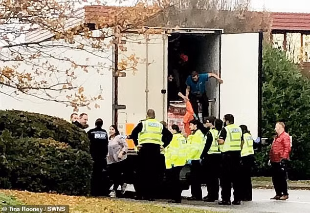 Cảnh sát Anh phát hiện thêm 10 người nhập cư trái phép trên xe tải. Ảnh: Daily Mail