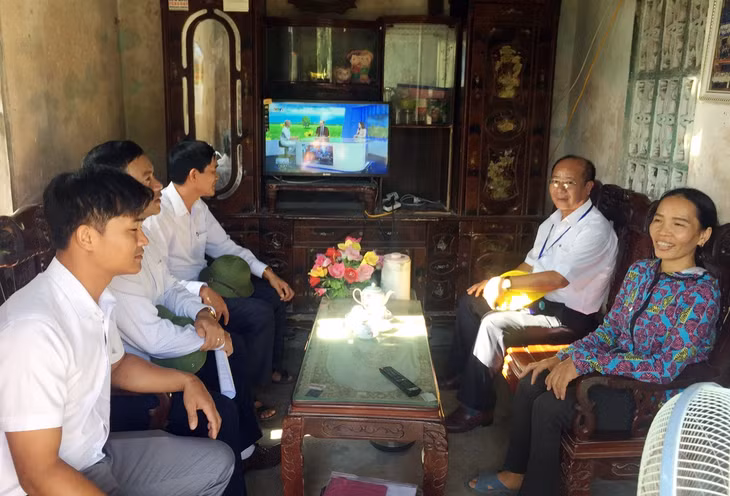 Đoàn giám sát HĐND TX Quảng Yên khảo sát tại nhà chị Nguyễn Thị Dung, xã Liên Vị về lưới điện nông thôn năm 2019. 
