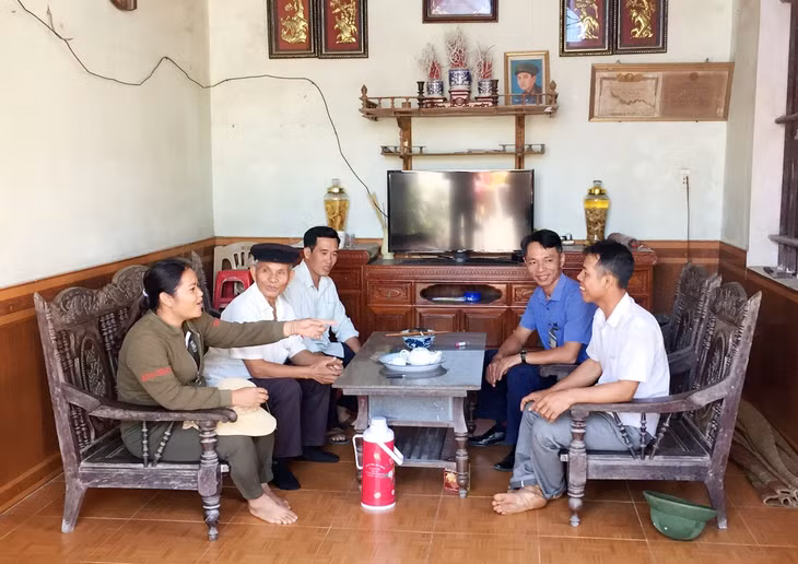 Cán bộ xã Liên Hòa tuyên truyền, vận động nhân dân tích cực tham gia xây dựng nông thôn mới trên địa bàn. 