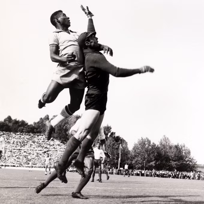 Pele là người có kỹ năng đánh đầu cực tốt.