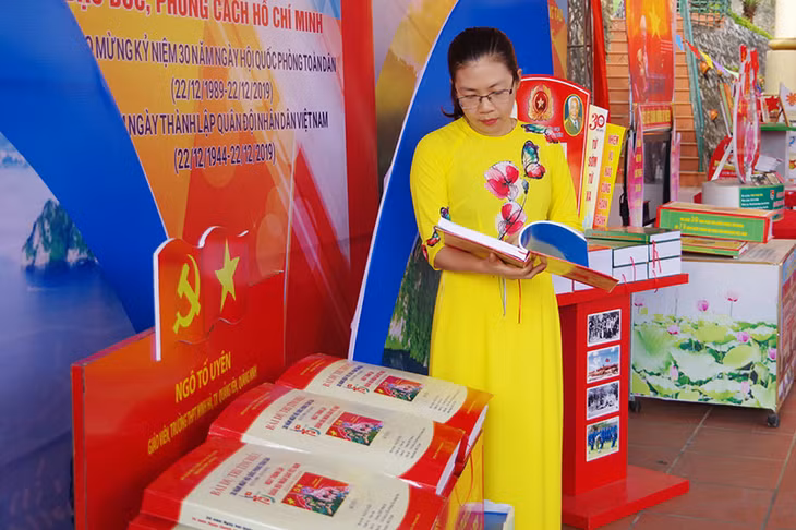 Tác giả Ngô Tố Uyên, giáo viên trường THPT Minh Hà, TX Quảng Yên, bên tác phẩm dự thi của mình tại trưng bày Tổng kết Cuộc thi tìm hiểu “30 năm Ngày hội QPTD - 75 năm Ngày thành lập QĐND Việt nam do Bộ tư lệnh Quân khu 3.