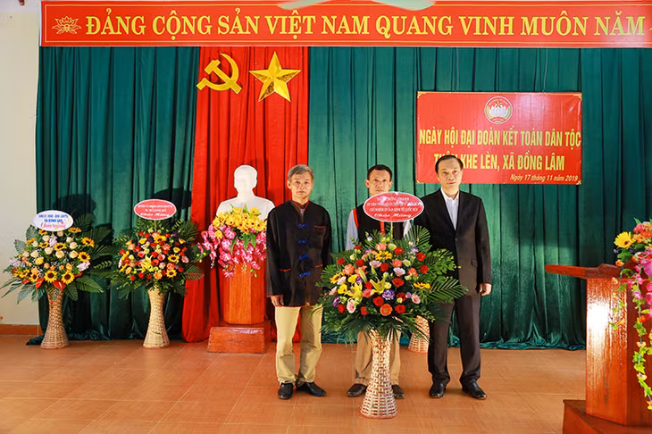 Đồng chí Vũ Hồng Thanh, Ủy viên Trung ương Đảng, Ủy viên Ủy ban Thường vụ Quốc hội, Chủ nhiệm Ủy ban Kinh tế Quốc hội, tặng hoa chúc mừng thôn Khe Lèn, xã Đồng Lâm, huyện Hoành Bồ.