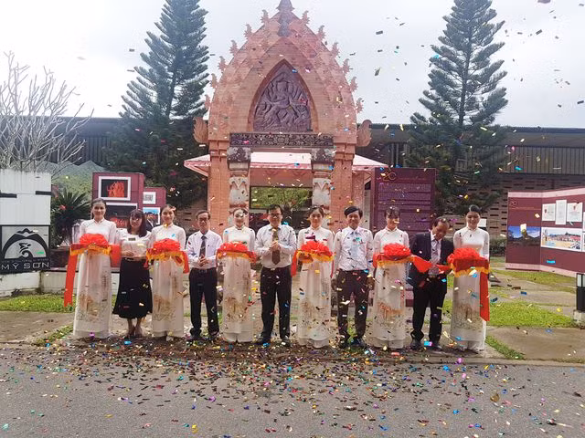 Cắt băng khai mạc triển lãm “Tiến trình bảo tồn và phát triển Di sản Văn hóa Mỹ Sơn”
