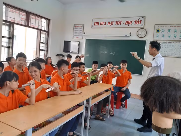 Cơ sở Bảo trợ, chăm sóc trẻ em có hoàn cảnh đặc biệt tỉnh Quảng Ninh tổ chức dạy nghề cắt tóc cho trẻ khiếm thính