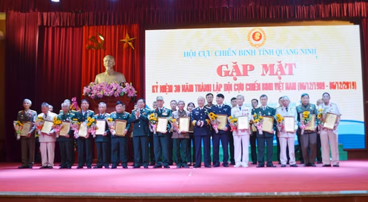 Lãnh đạo Hội CCB tỉnh tôn vinh 30 chi hội trưởng hội CCB có thành tích xuất sắc trong xây dựng tổ chức hội và hệ thống chính trị cơ sở, tại lễ kỷ niệm 30 năm thành lập Hội Cựu Chiến binh Việt Nam diễn ra tháng 12/2019. Ảnh: Dương Trường