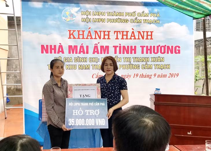 Hội LHPN TP Cẩm Phả bàn giao nhà mái ấm cho chị Nguyễn Thị Thanh Xuân, khu Nam Thạch, Cẩm Thạch.