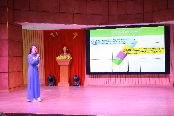 Thí sinh tham gia phần thi thuyết trình hiến kế cho công tác Đoàn và phong trào thanh thiếu nhi trong khuôn khổ Hội thi cán bộ Đoàn giỏi - Báo cáo viên giỏi năm 2019.