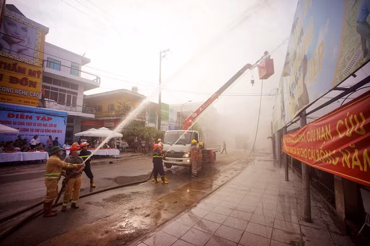 UBND huyện Vân Đồn tổ chức thực tập phương án chữa cháy chợ Cái Rồng năm 2019