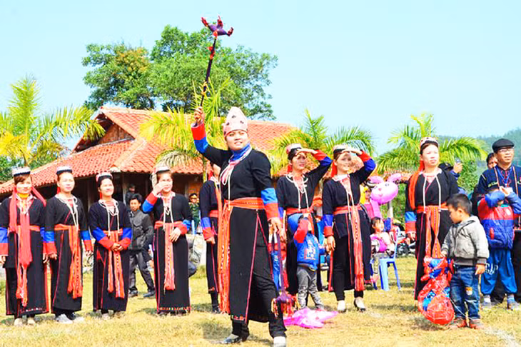 Người Dao Thanh Y Bằng cả tham gia trò chơi ném còn trong hội làng Bằng Cả. Ảnh Thanh Loan