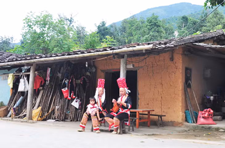 Phụ nữ Dao Đồng Văn. Ảnh Hoàng Mai (thị trấn Bình Liêu)