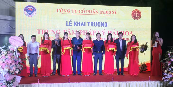 Các đại biểu cắt băng khánh thành Trung tâm pháp lý Hải Hòa.
