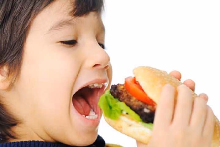 Giới trẻ ngày càng sử dụng nhiều món ăn chế biến sẵn