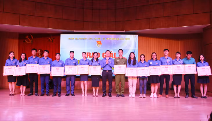 Tỉnh Đoàn tổ chức tuyên dương các Chi đoàn vững mạnh năm 2019. Ảnh: Nguyễn Dung.