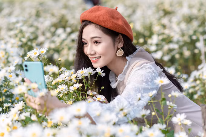 Bạn có thể di chuyển từ trung tâm Hà Nội bằng xe máy hay ôtô đều rất tiện lợi: xuất phát từ đê Long Biên, đi thêm 1,5 km theo hướng cầu Vĩnh Tuy, sau đó rẽ vào đường Thạch Cầu, đi khoảng 1 km là tới. Tại đây có bãi đỗ xe riêng.