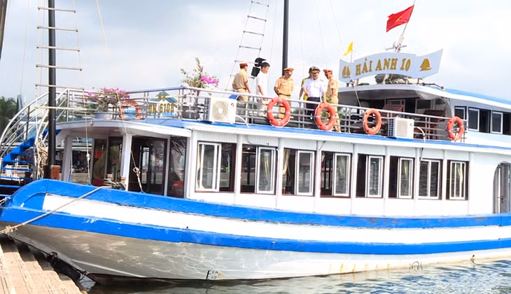 CSGT đường thủy phối hợp với cán bộ Cảng vụ đường thủy nội địa kiểm tra tàu du lịch Hải Anh 10 tại Cảng Tuần Châu
