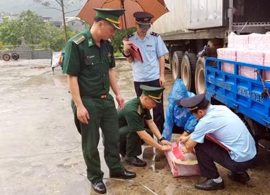 CBCS Đồn Biên phòng Quảng Đức phối hợp kiểm tra hàng hóa XNK qua cửa khẩu Bắc Phong Sinh để ngăn chặn hành vi vi phạm pháp luật.
