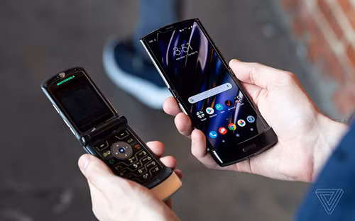 Motorola Razr đời cũ (bên trái) khi đặt cạnh Razr 2019 (bên phải). Ảnh: The Verge.
