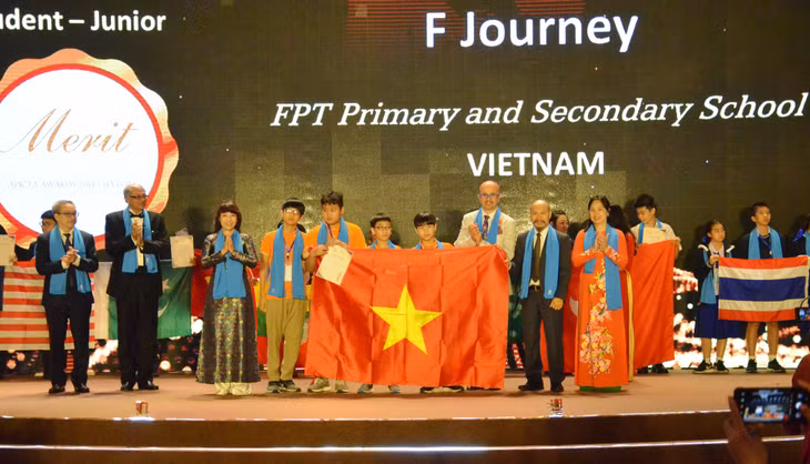 Ban tổ chức trao