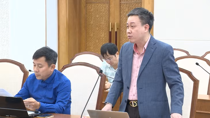 Lãnh đạo sở Công thương báo cáo về công tác phối hợp với thành phố Móng Cái về các gian hàng tổ chức tại Hội chợ